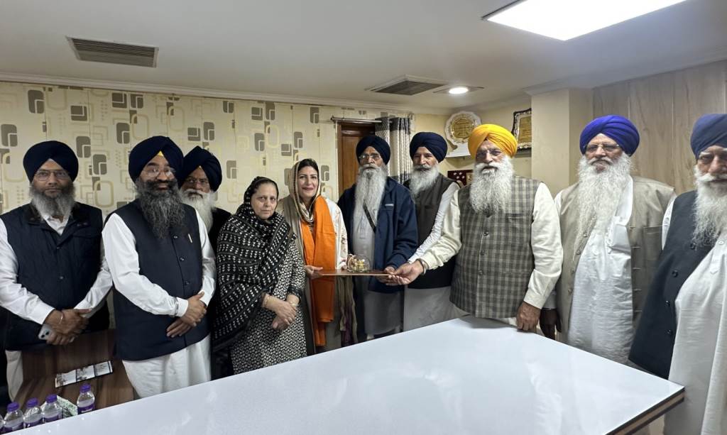 UK MP Bibi Preet Kaur Gill Pays Obeisance at Sachkhand Sri Harmandir Sahib